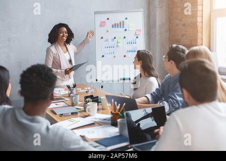 Professionelle Marktforscher präsentieren sich während des Geschäftstreffen mit Kollegen Stockfoto