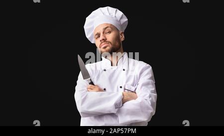 Cook Man Holding Knife Posiert Im Studio, Panorama Stockfoto