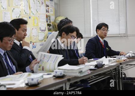 Fukushima, Japan. 21 Jan, 2020. (R) Yasunori Oshima stellvertretender Direktor und stellvertretender Direktor der Abteilung für Internationale Angelegenheiten der Präfektur Fukushima Regierung neben anderen Direktoren der Präfektur Fukushima Regierung, Sprechen während einer Pressekonferenz über die aktuelle Situation der Präfektur Fukushima Fukushima International Association. Die Tour wird von der Foreign Press Center Japan in Zusammenarbeit mit den Behörden der Präfektur Fukushima Wiederherstellungsmaßnahmen Showcase von der nuklearen Unfall durch die 2011 grossen Osten Japan Erdbeben und Tsunami entstanden sind, Stockfoto