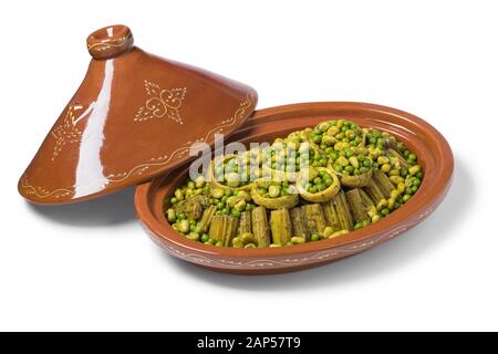 Traditionelle marokkanische ovale Tajine mit Cardoon, gefüllten Artischockenherzen mit grünen Erbsen und breiten Bohnen isoliert auf weißem Hintergrund Stockfoto