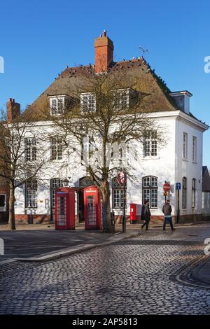 Außengebäude der Horncastle Post, mit traditionellen roten öffentlichen Telefonboxen und Säulenbox, Stadtzentrum von Horncastle, Lincoln, Großbritannien Stockfoto