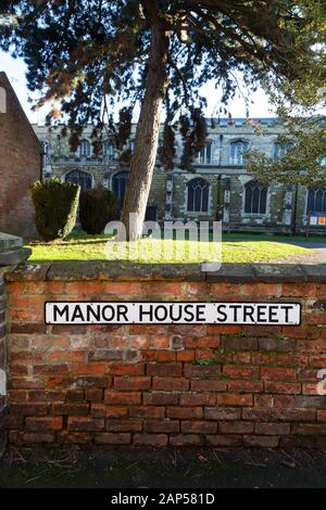 Traditionelles Schild in der UK Street, Namensschild in der Manor House Street, Stadt Horncastle, Lincoln, England, Großbritannien Stockfoto