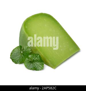 Stück grünen Wasabi-Käses und frischen Wasabi-Blättern isoliert auf weißem Grund Stockfoto