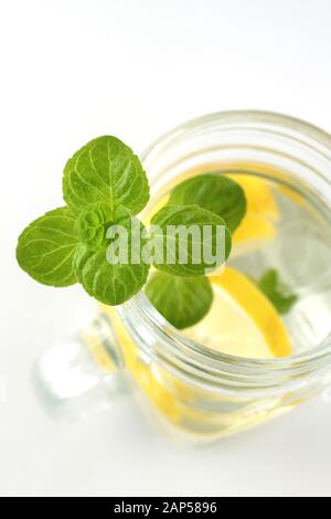 Mint in Wasser und Zitrone. Detox Stockfoto