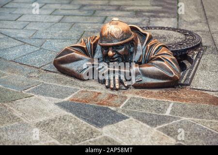 Bronzestatue Cumil der berühmteste Statue in Bratislava Slowakei Stockfoto