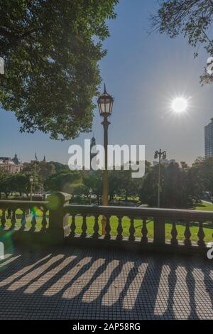 Blick von der Plaza San Martin auf den ehemaligen englischen Turm oder Torre de los Ingleses, Stadtviertel von Retiro, Buenos Aires, Argentinien, Lateinamerika Stockfoto