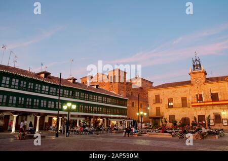 Plaza Mayor, Blick auf die Nacht. Almagro, Provinz Ciudad Real, Castilla La Mancha, Spanien. Stockfoto