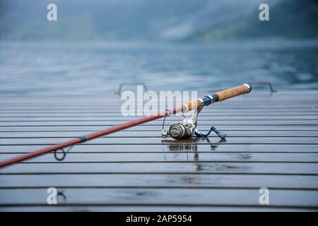 Angelrute spinning verschwommenen Hintergrund Stockfoto