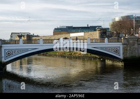 Sean Heuston Bridge überspannt den Fluss Liffey in Dublin in der Nähe des Bahnhofs Heuston. Stockfoto