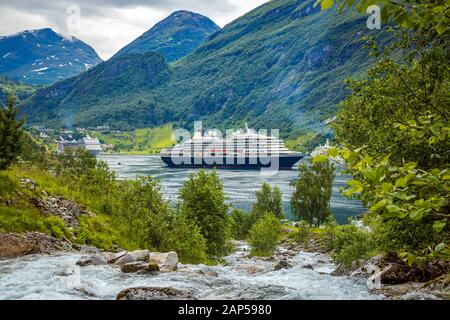 Kreuzfahrtschiff Kreuzfahrtschiffe auf Geiranger Fjord, Norwegen. Der Fjord ist eine der meistbesuchten Sehenswürdigkeiten Norwegens. Geiranger Fjord, einem UNESCO-Herita Stockfoto