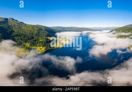 Antenne schöne Natur Norwegen über den Wolken. Stockfoto