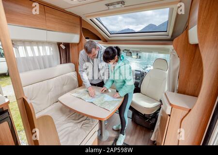 Paare in RV Camper auf der lokalen Karte für die Reise. Familie Urlaub Reisen, Urlaub im Reisemobil, Caravan Auto Urlaub. Stockfoto