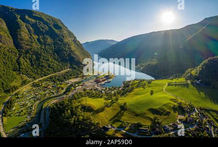 Stadt Aurlandsfjord Flam in der Morgendämmerung. Schöne Natur Norwegen natürliche Landschaft. Stockfoto