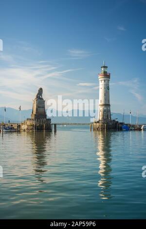 Hafeneinfahrt von Lindau, Bodensee-Germ. - Bodensee - mit dem neuen Leuchtturm und dem Bayerischen Löwen. Die Lindauer Leuchtturm ist die Stockfoto