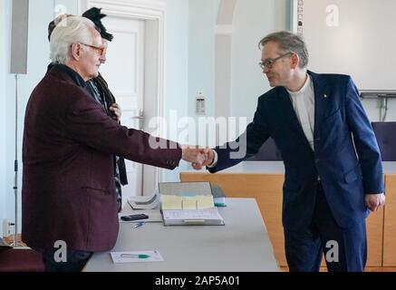 21. Januar 2020, Sachsen-Anhalt, Naumburg: Der Kläger Michael Dietrich Düllmann (l) schüttelt Hände mit der Beklagten, der Stadt Kirche Pastor Johannes Block, in den Gerichtssaal des Oberlandesgericht in Naumburg, die Anhörung ist über die Entfernung des anti-jüdischen Relief, 'Judensau', an der Wittenberger Stadtkirche. Düllmann hat einen Prozeß gegen die protestantische Gemeinschaft eingereicht, weil er von den mittelalterlichen Schmäh Plastik beleidigt fühlt. Er verlangt, dass die Bekannten Sandstein Relief von der Kirche Fassade entfernt werden. Den Angaben zufolge ist der Kläger ist Mitglied einer Jüdischen c Stockfoto