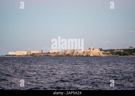 Ein Blick auf den Leuchtturm und die Skyline über das Wasser, Havanna, Kuba Stockfoto