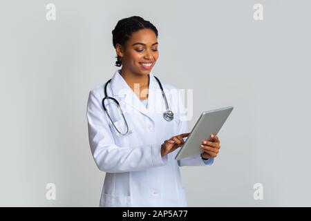 Online-Arzt-Beratung. Portrait Von Black Female Therapeut Mit Digital Tablet Stockfoto