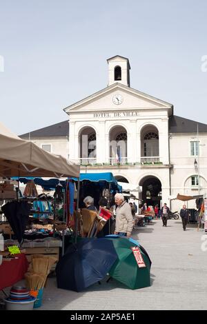 Der Wochenmarkt findet dienstags in der kleinen Stadt Nay, Pyrenäen Atlantiques, Nouvelle Aquitanien, Frankreich statt Stockfoto