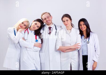 Ein Team junger Ärzte in weißen Roben. Eine Gruppe von Medizinstudenten verschiedener Nationalitäten sucht in der Zelle. Stockfoto