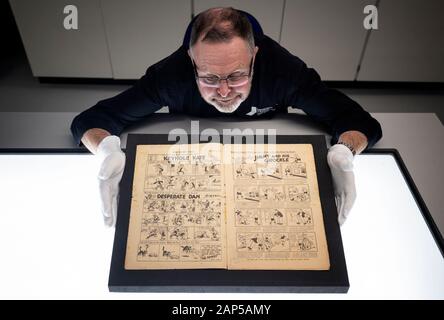 Ausstellungen Konservator Gordon Yeoman einen genaueren Blick auf eine sehr seltene erste Ausgabe der Dandy Comic von Dezember 4, 1937, in der Nationalbibliothek von Schottland, Edinburgh. Stockfoto