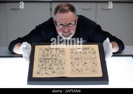 Ausstellungen Konservator Gordon Yeoman einen genaueren Blick auf eine sehr seltene erste Ausgabe der Dandy Comic von Dezember 4, 1937, in der Nationalbibliothek von Schottland, Edinburgh. Stockfoto