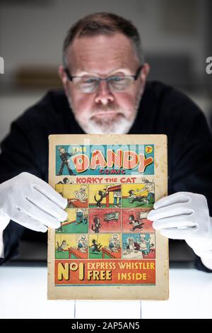 Ausstellungen Konservator Gordon Yeoman einen genaueren Blick auf eine sehr seltene erste Ausgabe der Dandy Comic von Dezember 4, 1937, in der Nationalbibliothek von Schottland, Edinburgh. Stockfoto