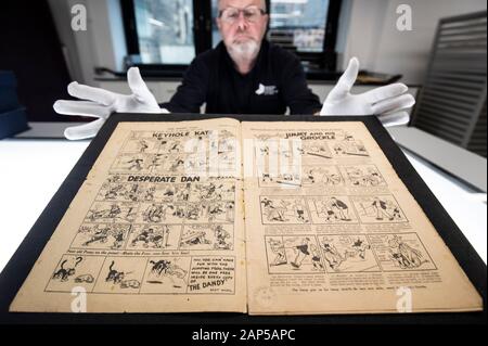 Ausstellungen Konservator Gordon Yeoman einen genaueren Blick auf eine sehr seltene erste Ausgabe der Dandy Comic von Dezember 4, 1937, in der Nationalbibliothek von Schottland, Edinburgh. Stockfoto