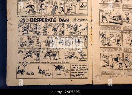 Ausstellungen Konservator Gordon Yeoman einen genaueren Blick auf eine sehr seltene erste Ausgabe der Dandy Comic von Dezember 4, 1937, in der Nationalbibliothek von Schottland, Edinburgh. Stockfoto