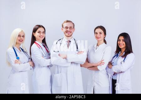 Ein Team junger Ärzte in weißen Roben. Eine Gruppe von Medizinstudenten verschiedener Nationalitäten sucht in der Zelle. Stockfoto