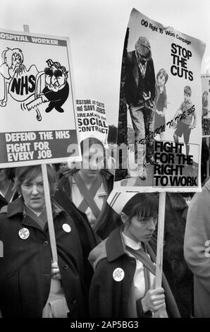 Stoppen Sie die Kürzungen, Kämpfen Sie für das Recht auf Arbeit, Verteidigen Sie den NHS-Kampf für Jeden Job, jede Rallye und märz London 1976 Hyde Park London 1970er UK HOMER SYKES Stockfoto