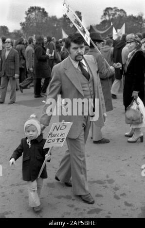 Stoppen Sie die Kürzungen, Kämpfen Sie für das Recht auf Arbeit, Verteidigen Sie den NHS-Kampf für Jeden Job, jede Rallye und märz London 1976 Hyde Park London 1970er UK HOMER SYKES Stockfoto