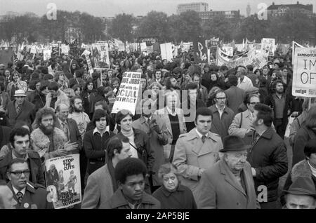 Demonstration London gegen Arbeitslosigkeit und Kürzungen der öffentlichen Dienstleistungen 1970er Jahre Großbritannien. Stoppen Sie die Kürzungen, kämpfen Sie für das Recht auf Arbeit, verteidigen Sie den NHS-Kampf für jeden Job, Rallye und märz 1976 London Hyde Park London HOMER SYKES Stockfoto