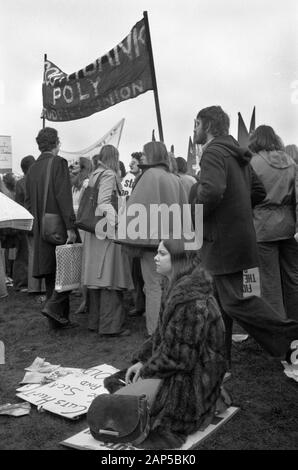 Frau Demonstrator raucht und sieht depressiv an einem Stopp sitzen die Schnitte, Kämpfen für das Recht auf Arbeit, Verteidigen den NHS-Kampf für Jeden Job, jede Rallye und märz London 1976 Hyde Park London 1970er UK HOMER SYKES Stockfoto