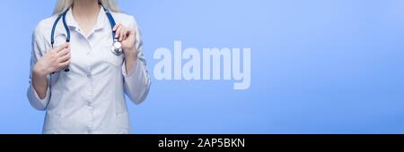 Weibliche Ärztin Mit Stethoskop im blauen Hintergrund. Stockfoto
