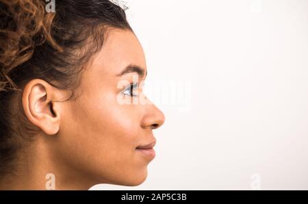 Profilporträt von afro-Frauen mit sauberer, glatter Haut Stockfoto