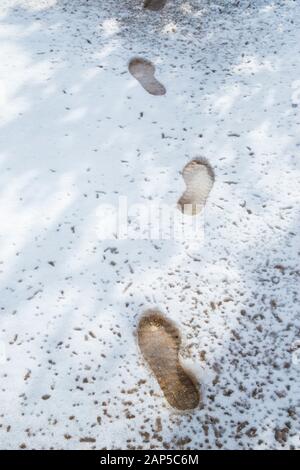 Fußabdrücke auf dem Schnee. Stockfoto