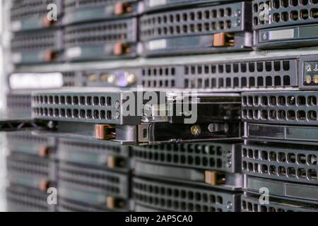 Der Steckplatz für die Festplatte im Datenspeicherserver ist nah. Austausch von Teilen der Computerausrüstung. Erstellen Sie eine Sicherungskopie der Informationen. T Stockfoto