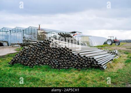 Bewässerung Rohre auf ein Feld in der südlichen Pfalz, Deutschland Stockfoto