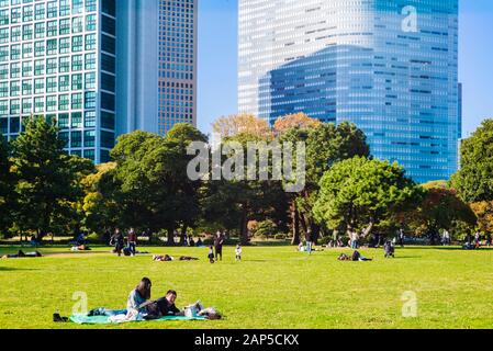 Menschen am Sonntag in Hamarikyu Gärten, Tokyo/Japan Stockfoto