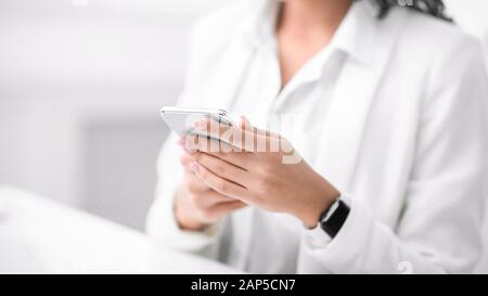 Mexikanischer Manager, der das Mobiltelefon bei der Arbeit verwendet Stockfoto