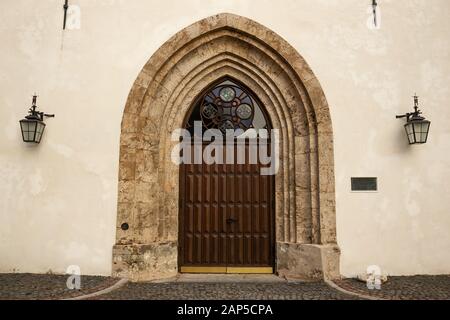 Schöner Eingang der Evangelisch-Lutherischen Kirche Cēsis St. Johannes, Lettland Stockfoto