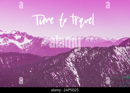 Motivierende und inspirierende Satz Zeit zum Reisen mit schneebedeckten Bergspitzen im Hintergrund, straff in lila Farbe Stockfoto