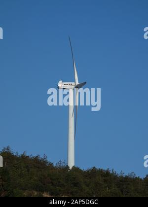 Zhejiang, China - 30. März 2014: Windturbine von Micon auf dem Hügel am Berg Kuocang mit klarem blauen Himmel Stockfoto