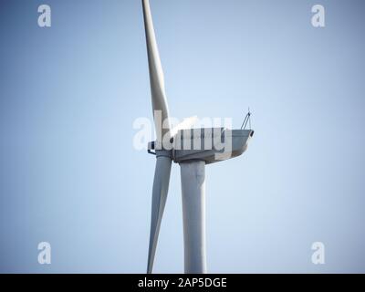 Zhejiang, China - 30. März 2014: Windturbine Windey 49/750 auf dem Berg Kuocang Nahansicht Stockfoto
