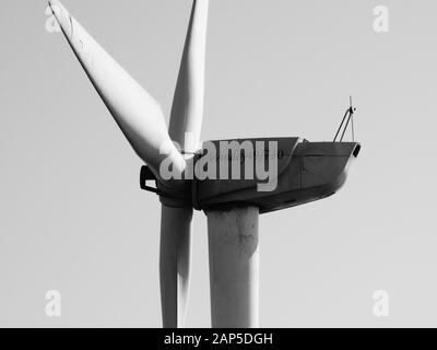 Zhejiang, China - 30. März 2014: Windturbine Windey 49/750 auf dem Berg Kuocang Nahansicht Stockfoto