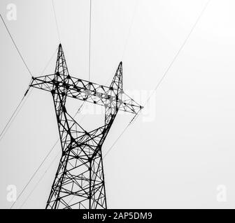 Isolierter Hochspannungs-Übertragungsturm mit hellweißem Hintergrund Stockfoto