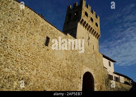 Die mächtigen Mauern um Montefalco, Porta Sant'Agostino Tor, Umbrien, Italien, Europa Stockfoto