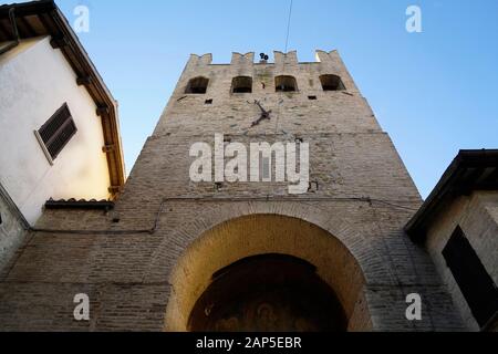 Die mächtigen Mauern um Montefalco, Porta Sant'Agostino Tor, Umbrien, Italien, Europa Stockfoto