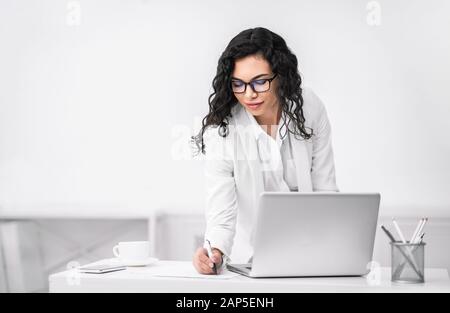 Mexikanische Frau, die sich Notizen und Ideen gemacht hat Stockfoto