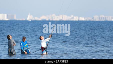 Murcia, Spanien, 23. August 2019: Sportlerinnen und Sportler üben Kitesurfen an der spanischen Küste. Kite Surfen Lektionen für die Einleitung an der Küste Stockfoto